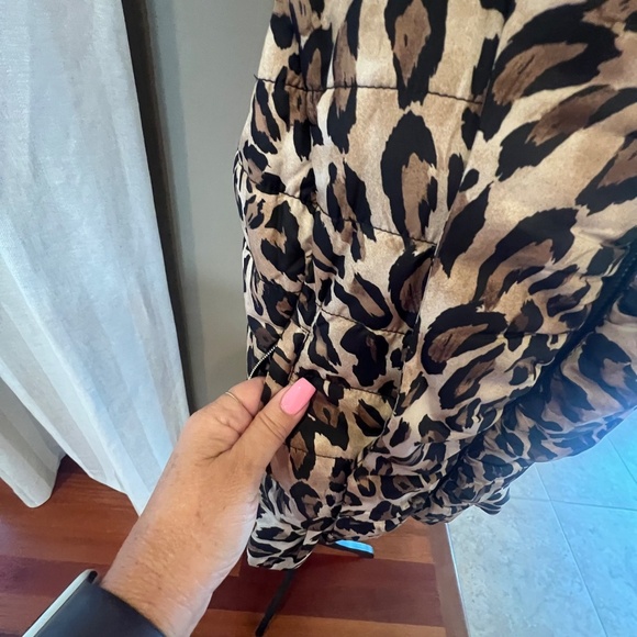 White House Black Market Animal Print puffy vest, zip up, Size Medium - Picture 6 of 13